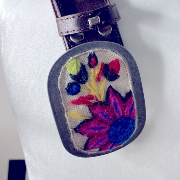 Leather belt with oval metal canvas embroidered buckle